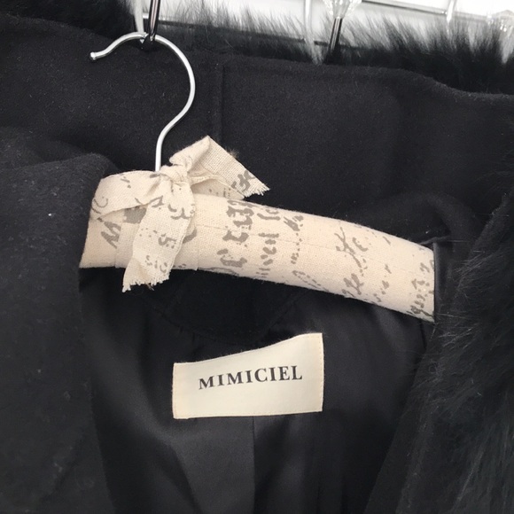 LUXURIOUS, AND ELEGANT COAT ~ Fine wool and fox fur collar. - Picture 6 of 14